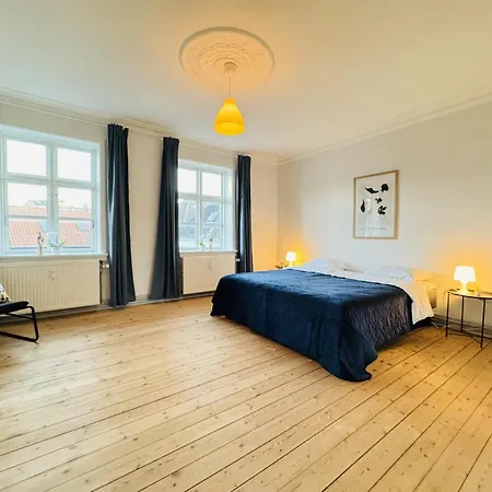 Aday - Beautiful And Spacious 4 Bedroom - Heart Of Apartment