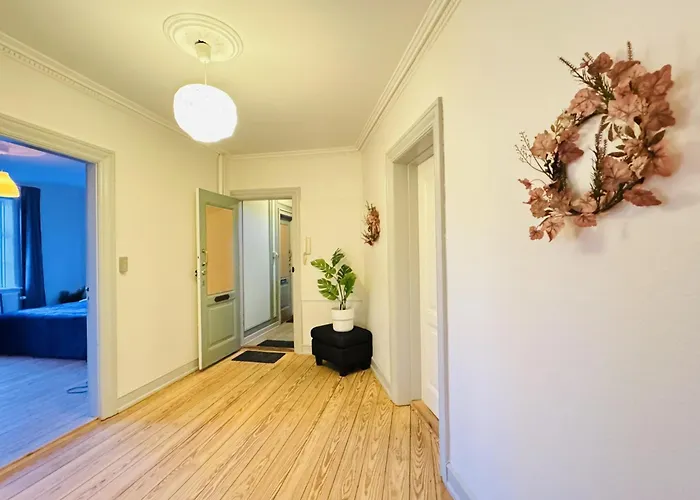 Aday - Beautiful And Spacious 4 Bedroom - Heart Of Lägenhet Ålborg