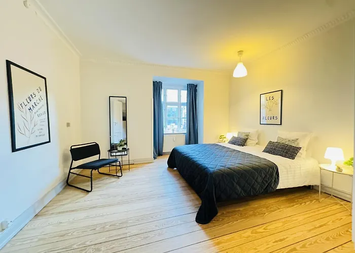 Aday - Beautiful And Spacious 4 Bedroom - Heart Of Lägenhet Ålborg