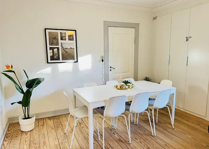 Aday - Beautiful And Spacious 4 Bedroom - Heart Of Lägenhet Ålborg
